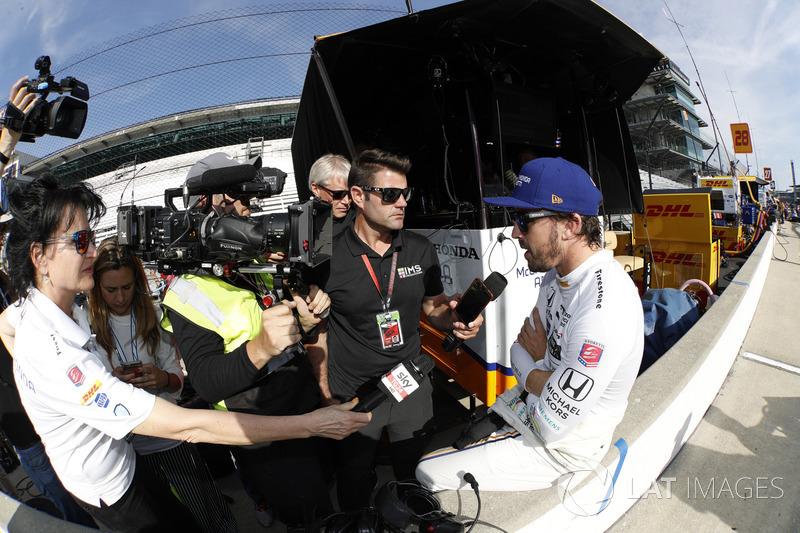 Fernando Alonso, Andretti Autosport Honda and media mob