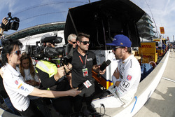 Fernando Alonso, Andretti Autosport Honda and media mob
