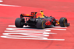 Max Verstappen, Red Bull Racing RB13, avec une suspension cassée au premier tour