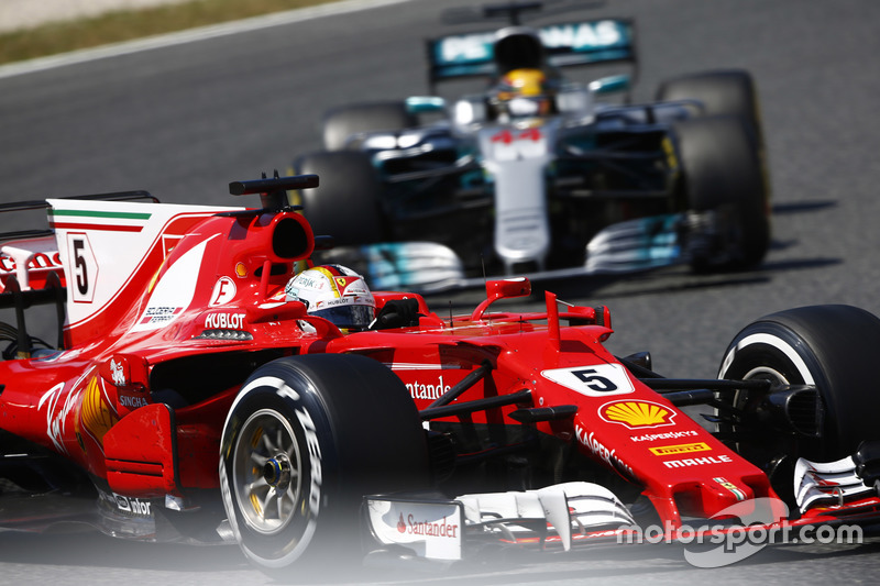 Sebastian Vettel, Ferrari SF70H, Lewis Hamilton, Mercedes AMG F1 W08