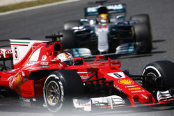 Sebastian Vettel, Ferrari SF70H, Lewis Hamilton, Mercedes AMG F1 W08