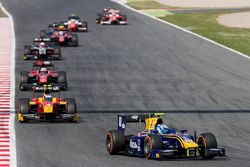 Nicholas Latifi, DAMS leads Gustav Malja, Racing Engineering and the rest of the field at the start 