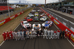 Gruppenfoto: Fahrer und Autos für die 12h Bathurst 2017