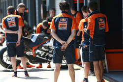 Mechanics of Bradley Smith, Red Bull KTM Factory Racing
