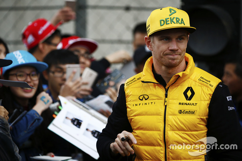 Nico Hülkenberg, Renault Sport F1 Team, gibt Autogramme