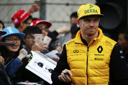 Nico Hülkenberg, Renault Sport F1 Team, gibt Autogramme