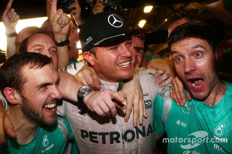 Nico Rosberg, Mercedes AMG Petronas F1 celebra ganando el Campeonato del mundo con sus amigos y equi