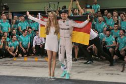 Nico Rosberg, Mercedes AMG F1 celebra su campeonato del mundo con su esposa, Vivian Rosberg y el equ