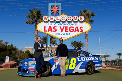 Jimmie Johnson, Hendrick Motorsports Chevrolet and crew chief Chad Knaus in front of the Welcome to Fabulous Las Vegas sign