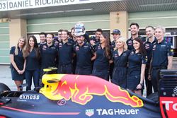 Daniel Ricciardo, Red Bull Racing y Max Verstappen, Red Bull Racing en una fotografía de equipo