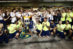 The team say a fond goodbye to Felipe Massa, Williams, after his final race for the team and in F1