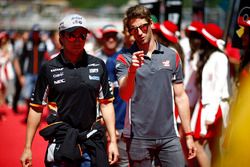 Sergio Pérez, Sahara Force India,con Romain Grosjean, Haas F1 Team