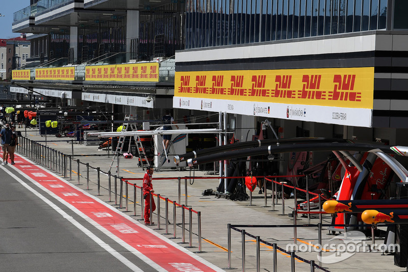 Suasana pitlane