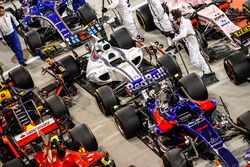 Des voitures dans le parc fermé après la course