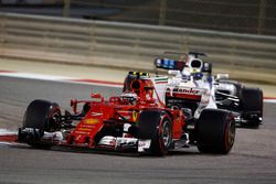 Kimi Raikkonen, Ferrari SF70H y Felipe Massa, Williams FW40