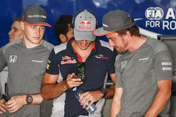 Stoffel Vandoorne, McLaren, avec Carlos Sainz Jr., Scuderia Toro Rosso, et Fernando Alonso, McLaren