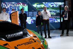 Armando Donazzan, proprietario Orange1 Racing e il giovane scrittore Alessandro 'Spiz' Vezzani