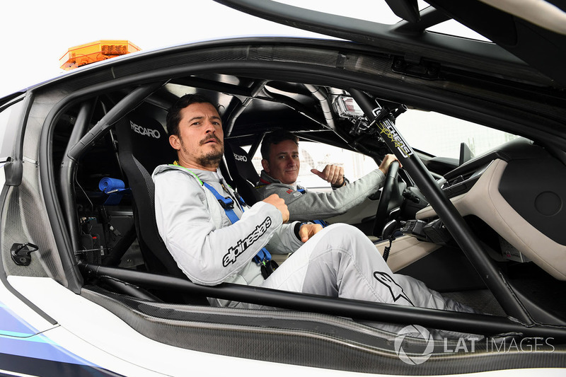 Actor Orlando Bloom con Alejandro Agag, CEO de Fórmula E en el Qualcomm BMW Safety Car