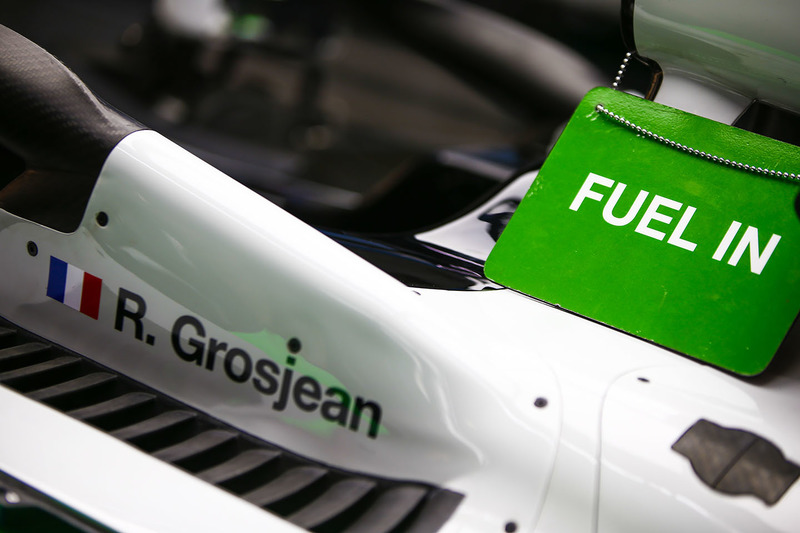 Табличка «Fuel In» на автомобиле VF-18 Ромена Грожана, Haas F1 Team