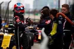 Romain Grosjean, Haas F1 Team, est félicité pour ses qualifications par son équipe