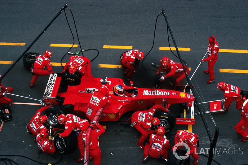 Michael Schumacher, Ferrari F300 makes a pitstop