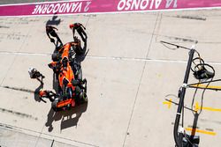 Fernando Alonso, McLaren MCL32, retires from the race
