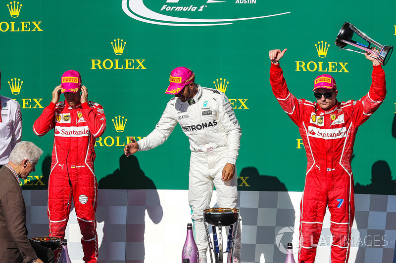 Il terzo classificato Kimi Raikkonen, Ferrari festeggia sul podio con l'ex Presidente degli Stati Uniti Bill Clinton, il secondo classificato Sebastian Vettel, Ferrari, il vincitore della gara Lewis Hamilton, Mercedes AMG F1 e il trofeo
