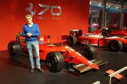 Guido Schittone accanto a una monoposto Ferrari