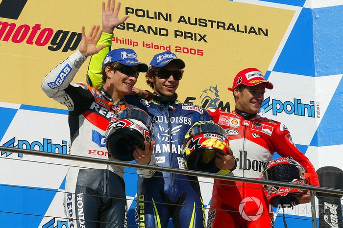 Podio: 1º Valentino Rossi, 2º Nicky Hayden, 3º Carlos Checa