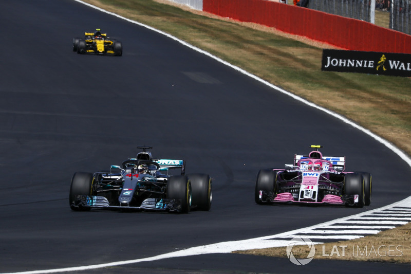 Lewis Hamilton, Mercedes-AMG F1 W09 y Esteban Ocon, Force India VJM11