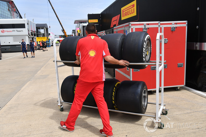 Mekanik Ferrari mempersiapkan ban Pirelli