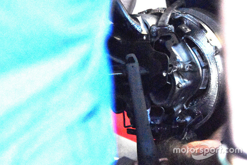 Scuderia Toro Rosso STR13 front suspension