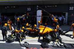 Fernando Alonso, McLaren MCL33, maakt een pitstop