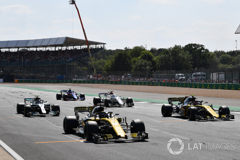 Nico Hulkenberg, Renault Sport F1 Team R.S. 18 et Carlos Sainz Jr., Renault Sport F1 Team R.S. 18 sur la grille pour des essais de départ