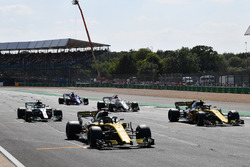 Nico Hulkenberg, Renault Sport F1 Team R.S. 18 et Carlos Sainz Jr., Renault Sport F1 Team R.S. 18 sur la grille pour des essais de départ