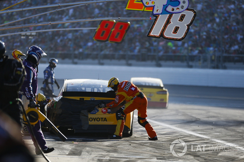 Kyle Busch, Joe Gibbs Racing Toyota pit stop