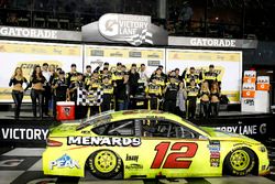 Il vincitore della gara Ryan Blaney, Team Penske Ford Fusion con il team