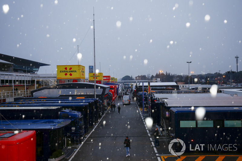 La nieve cae en el paddock