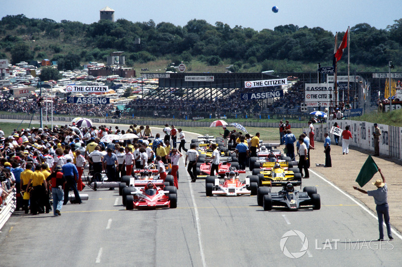 Mario Andretti, Lotus 78 Ford, Nikim Lauda, Brabham BT46 Alfa Romeo at the start