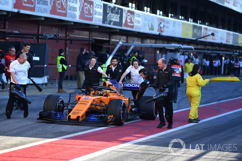 Mobil Stoffel Vandoorne, McLaren MCL33 didorong di pitlane