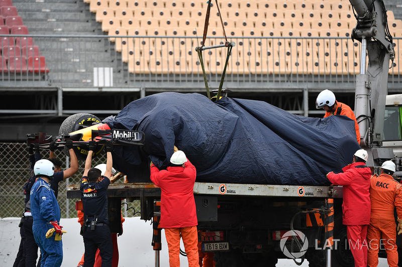 El coche de Max Verstappen, Red Bull Racing RB14 es removido de la grava