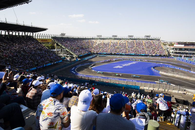 Oliver Turvey, NIO Formula E Team. Sébastien Buemi, Renault e.Dams. at the start