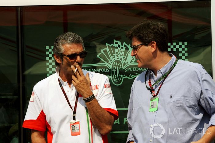 Maurizio Arrivabene, gerente de marca de Marlboro Europe habla con Louis Camilleri, director general de Altria Inc, propietario de Philip Morris