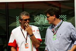 Maurizio Arrivabene, Marlboro Avrupa Marka Menajeri, Louis Camilleri ile konuşuyor, Altria Inc CEO'su, Philip Morris'in sahibi
