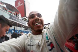 Il vincitore della gara Lewis Hamilton, Mercedes AMG F1, festeggia nel parco chiuso con il suo team