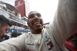 Winnaar Lewis Hamilton, Mercedes AMG F1, juicht in Parc Ferme met zijn team