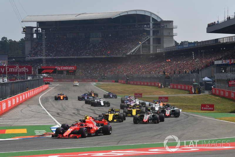 Кімі Райкконен, Ferrari SF71H та Макс Ферстаппен, Red Bull Racing RB14 на старті гонки