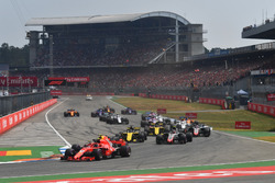 Kimi Raikkonen, Ferrari SF71H ve Max Verstappen, Red Bull Racing RB14
