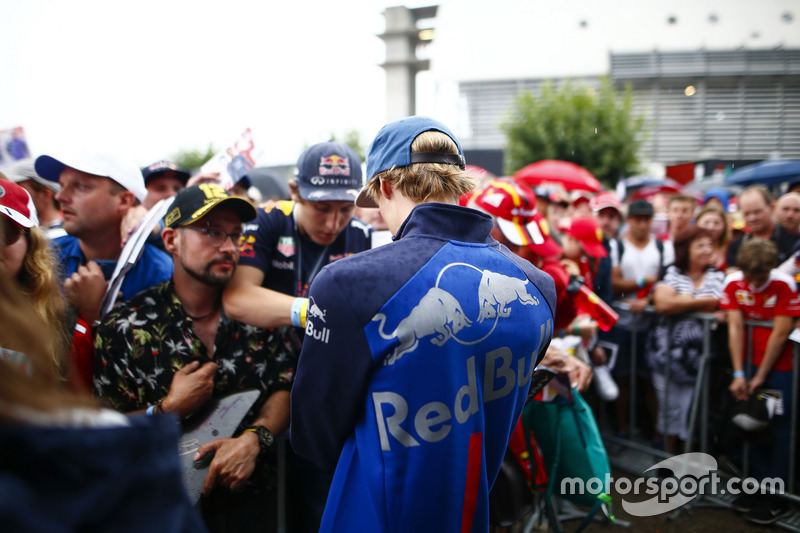 Brendon Hartley, Toro Rosso, signs autographs for fans