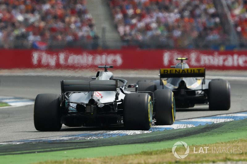 Lewis Hamilton, Mercedes AMG F1 W09, por detrás de Carlos Sainz Jr., Renault Sport F1 Team R.S. 18